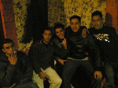 à droitte il ya djomma et accotté de lui il ya yasfé  et islam et naga et à goche il ya moi